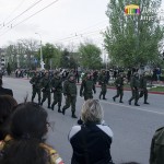 Военный парад шагают экипажи БМП